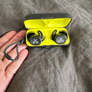 JAYBIRD Vista - waterproof earbuds in magnetic closure case